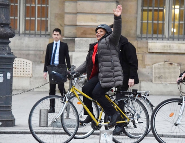 1月27日，前法国司法部长托比拉骑自行车离开司法部。（AFP/Getty Images）