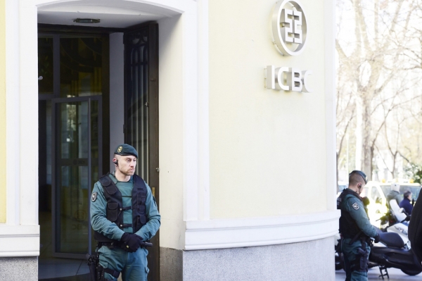 中国工商银行马德里分行涉嫌洗钱被查封，6名主管被带走。（AFP/Getty Images）