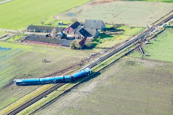 2月23日荷兰东北部发生的载客火车脱轨事故现场。(AFP/Getty Images)