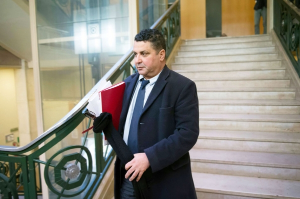 2016年1月18日，前土伦大学校长韦尔斯拉蒂走出马赛轻罪法院。（AFP/Getty Images）