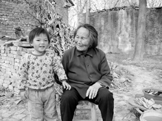中国有大量的留守儿童长年由爷爷奶奶照看。（网络图片）