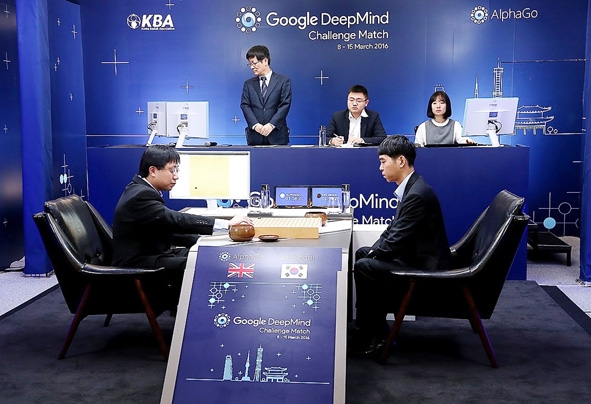 图片说明由Google开发的人工智能软件AlphaGo对决韩国棋手李世石，目前已取得三连胜。帮AlphaGO下棋的棋手台湾资工博士黄士杰（左）与棋王李世石（右）
