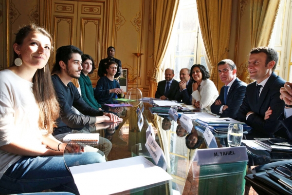 3月11日，法国总理瓦尔兹、劳工部长库姆里和经济部长马克隆在马提尼翁府接待法国大学和高中学生会代表。（AFP/Getty Images）