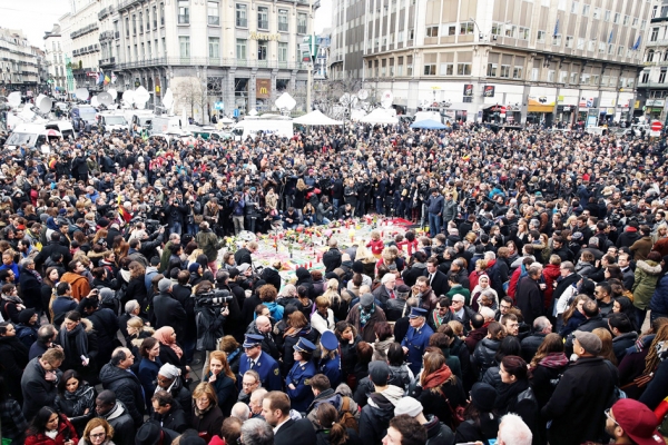 比利时恐袭第二天，人们在布鲁塞尔向遇难者默哀。（AFP/Getty Images)