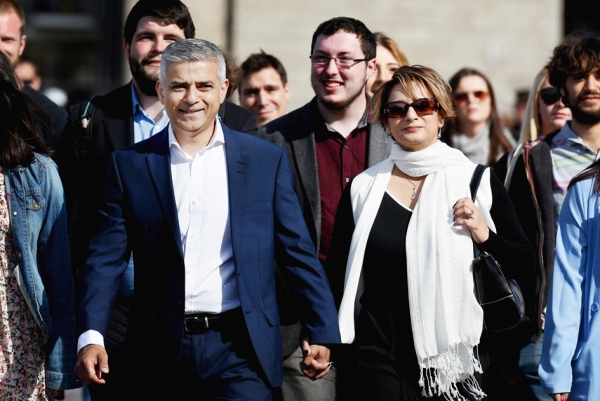 5月6日，萨迪克•汗（左）与他的妻子，家人和助手抵达伦敦市政厅。（Getty Images)