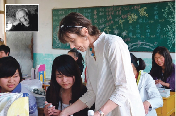 普方协会的志愿者在江苏省的一所学校帮助当地学生。左上图：德国人普方。(网络图片)
