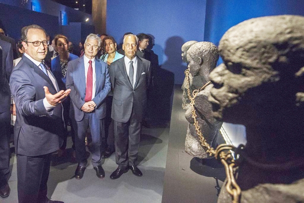法国总统奥朗德5月10日在皮特尔角城参观纪念奴隶和奴隶贸易的展览。(AFP/Getty Images)