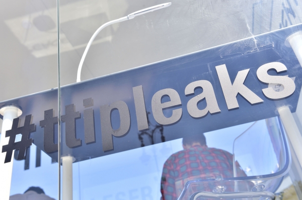 写有“TTIP文件外泄”文字的窗户（AFP/Getty Images）