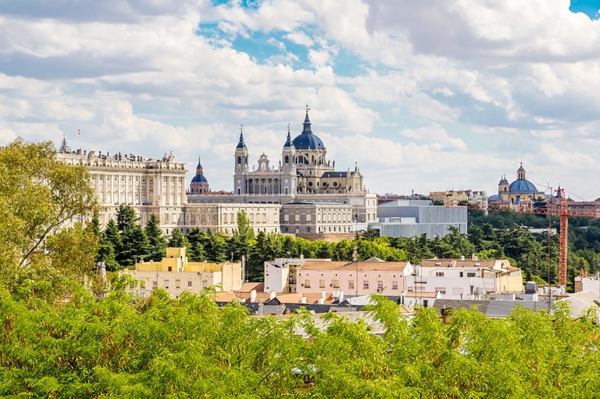 西班牙成为今年欧洲游客的旅游地首选地之一。图为马德里教堂和皇宫。（123RF）
