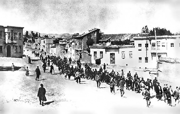 1915年4月，亚美尼亚平民在奥斯曼士兵引领下穿过哈尔普特前往附近监狱。  (维基百科)