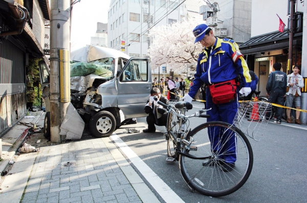 日本警察在处理交通事故。（AFP/Getty Images）