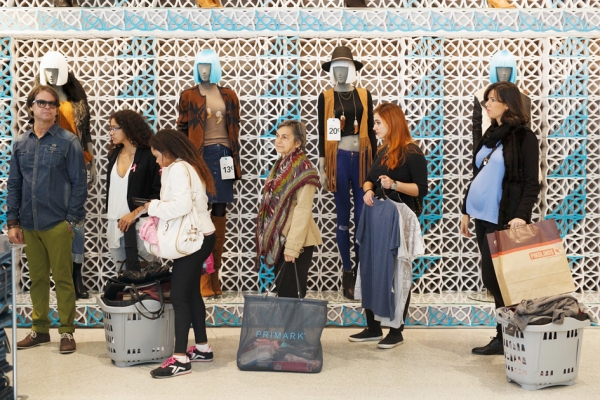 去年Primark在马德里开张时，顾客排队等待电梯。（Getty Images）