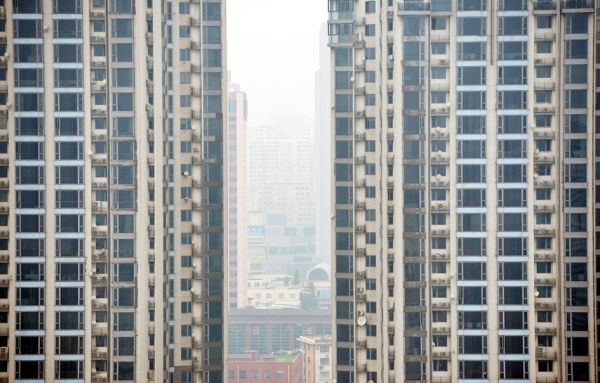 中国楼市泡沫已经疯狂，一二线城市的绝对价格已经达到世界最高水平，相对价格已经是欧美的10倍以上。图为上海的楼房。(Getty Images）