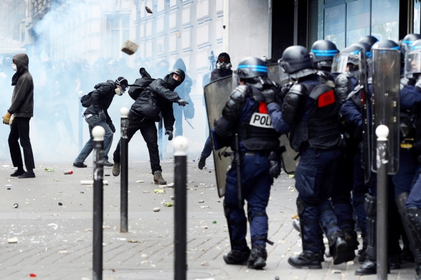 6月14日，参与反劳动法游行的示威者与警方。（AFP/Getty Images）