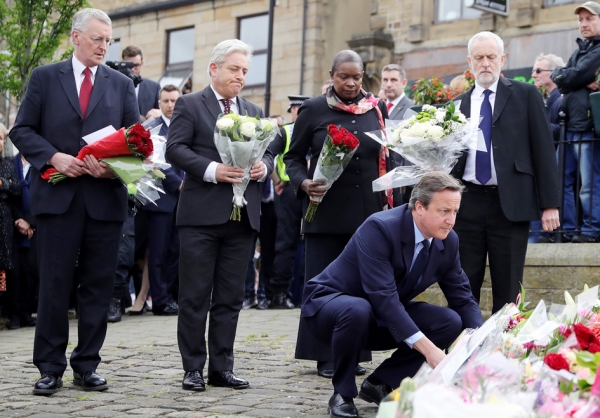 英首相卡梅伦和工党领袖科尔宾及多位议员向考克斯献花悼念（Getty Images)