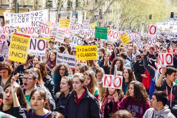 今年4月份，西班牙学生罢课游行，抗议教育新政。（AFP/Getty Images）