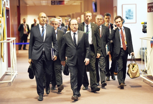 6月29日，法国总统奥朗德（中）在法国负责欧盟事务的部长级官员戴齐尔（Harlem Désir）（左）等人的陪同下，在布鲁塞尔欧盟总部出席欧盟峰会的新闻发布会。