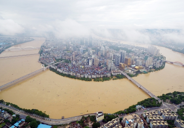 7月5日，由于柳江河绕城而过，洪峰过境柳州时，出现“洪水围城”景象。（Getty Images）