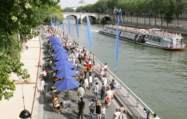每年的巴黎海滩都是巴黎市民或游客消暑休闲的好去处。(AFP/Getty Images)