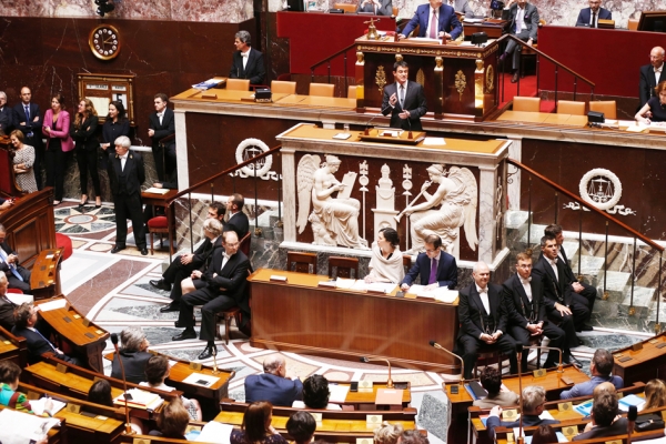 7月5日，法国总理瓦尔斯（中上）在国民议会上就劳动法改革讲话。（AFP/Getty Images）