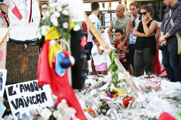 人们在恐袭地点放上献花悼念死者。(AFP/Getty Images)