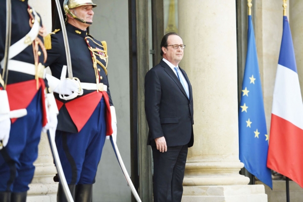2016年7月21日，法国总统奥朗德在爱丽舍宫总统府等待英国首相造访巴黎。（AFP/Getty Images）