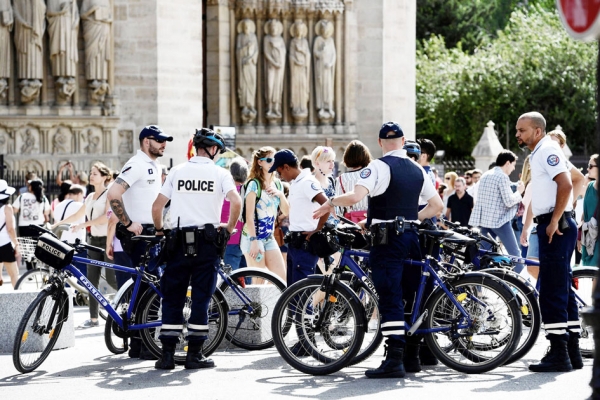 9月10日法国警察在巴黎圣母院门前检查。(AFP/Getty Images)