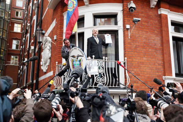 站在伦敦厄瓜多尔大使馆阳台上的维基解密创始人阿桑奇(Getty Images)
