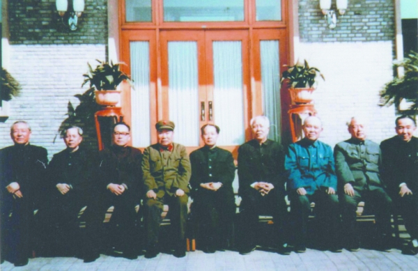 从左到右：习仲勋、方毅、谷牧、杨得志、胡耀邦、万里(网络图片)