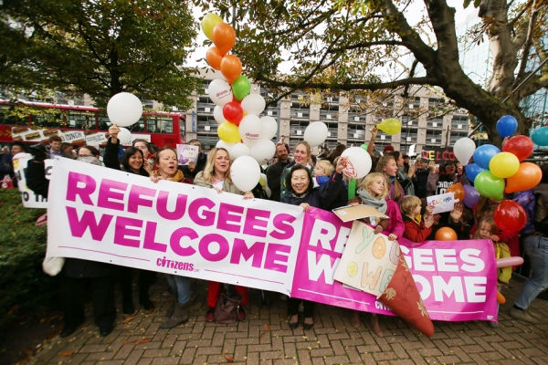 来自亲难民慈善机构的英国公民，正在迎候从加来移民营到来的第一组无人陪伴儿童。（AFP/Getty Images）