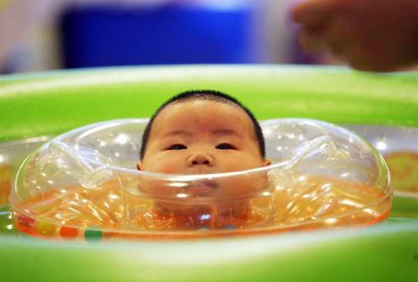 近几年来，大陆想要能进行“寄血验子”的夫妻越来越多。图为一名婴儿在游泳。（Getty Images）