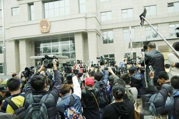 采访王宝强离婚案的各地媒体记者和民众早早等候在法院门外。(网络图片)