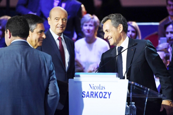 11月3日晚辩论结束后萨科齐（右）与其他候选人握手，菲永（左），朱佩（中后）。（AFP/Getty Images）