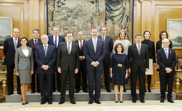 西班牙国王（前排中）及拉霍伊（前排左三）和他的内阁成员（AFP/Getty Images）