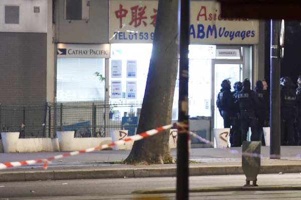 12月2日晚巴黎13区被袭华人旅行社门口的警察。(AFP/Getty Image)
