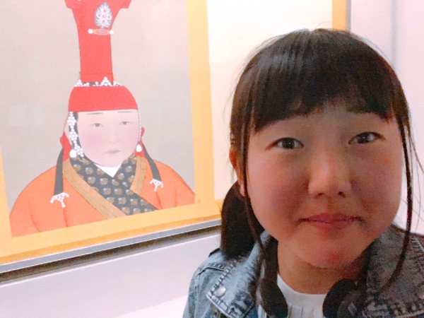日本女生与她撞脸的画中古人的合照