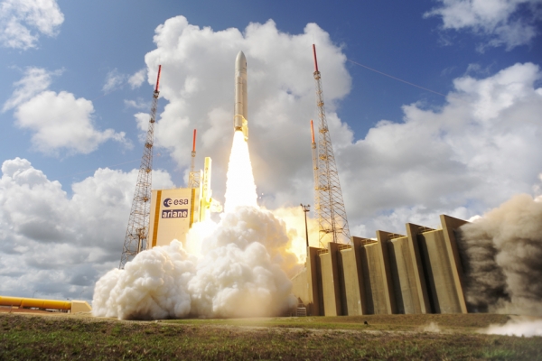 2016年11月15日法国圭亚那Kourou，携带四个欧洲伽利略导航卫星的火箭正在升空。（Getty Images)