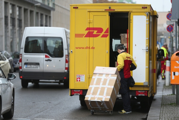 德国邮政公司旗下的DHL员工正在运送包裹。（Getty Images）