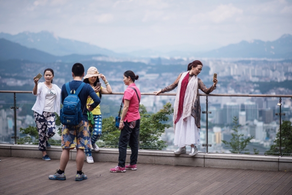 中国游客在韩国景点前照相留念。（Getty Images）