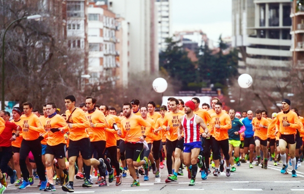 去年年末（2015年12月31日），西班牙人在马德里参加圣锡尔韦斯特节（San Silvestre）长跑，辞旧迎新。（AFP/Getty Images）