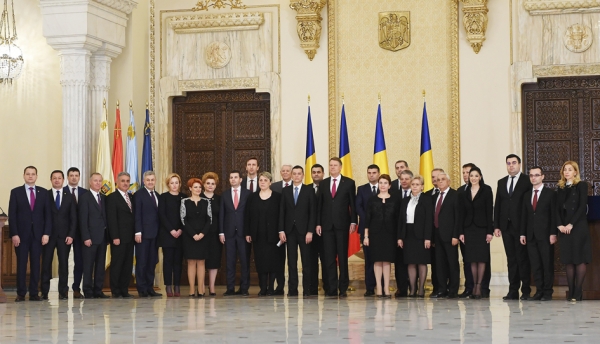 2017年1月4日，罗马尼亚新政府成员在罗总统府宣誓就职。（Getty Images)