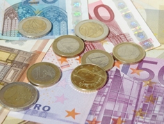 欧元纸币和硬币（123RF）