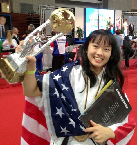 2014年世界青年拳击和空手道锦标赛，华裔女孩田妤倩赢得武器金牌和拳术银牌。（网络图片）