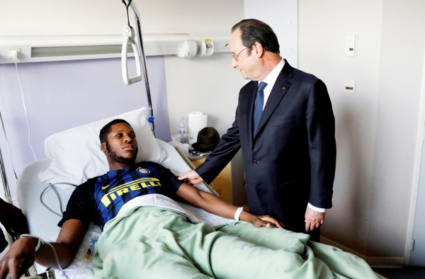 法国总统奥朗德于2月7日来到医院看望受伤的泰奥。（AFP/Getty Images）