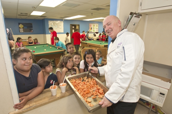 善良的意大利老板兼厨师塞拉托每天为2千名贫困孩子提供新鲜意大利面食。