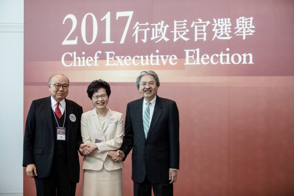 2017年3月26日，五年一度的香港特首选举中，三位参选人合影，左起：退休法官胡国兴，亲中建制派的林郑月娥，与民调最高的曾俊华。（Getty Images）