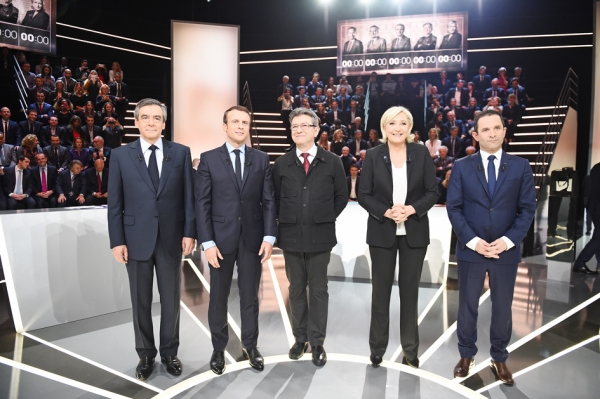 3月20日法国电视一台举办首场总统候选人辩论会。左起菲永(François Fillon)、马克隆(Emmanuel Macron)、梅郎雄(Jean-Luc 