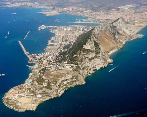 直布罗陀空拍图，直布罗陀北接西班牙安达卢西亚自治区的加的斯省（维基百科）