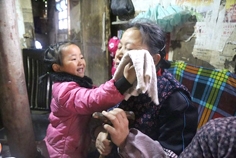 一早起床，5岁的王安娜照顾奶奶洗脸。