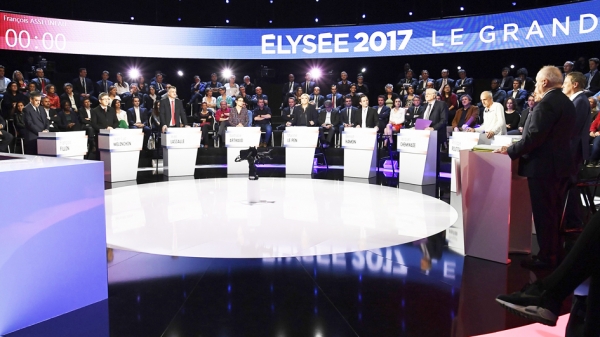4月4日，来自不同党派的11位法国总统大选候选参加由BFM和Cnews举办的爱丽舍宫2017大辩论电视节目。（AFP/Getty Images）